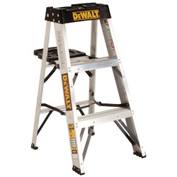Profile of 3 foot Aluminum Step Ladder 300 pounds Load Capacity.
