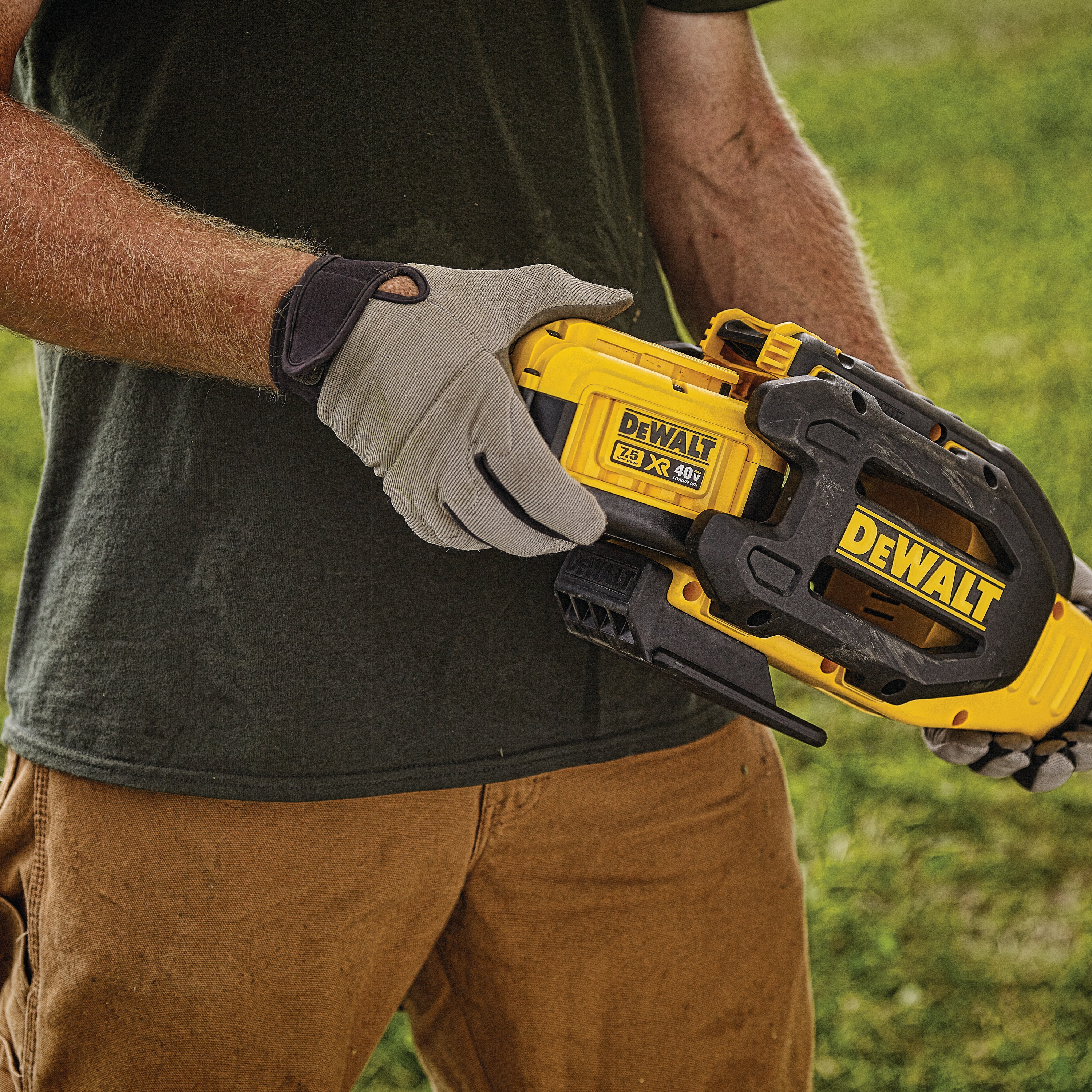 40 Volt 7.5 AMP hours Lithium-Ion Battery Easy-to-Insert feature for all outdoor tools