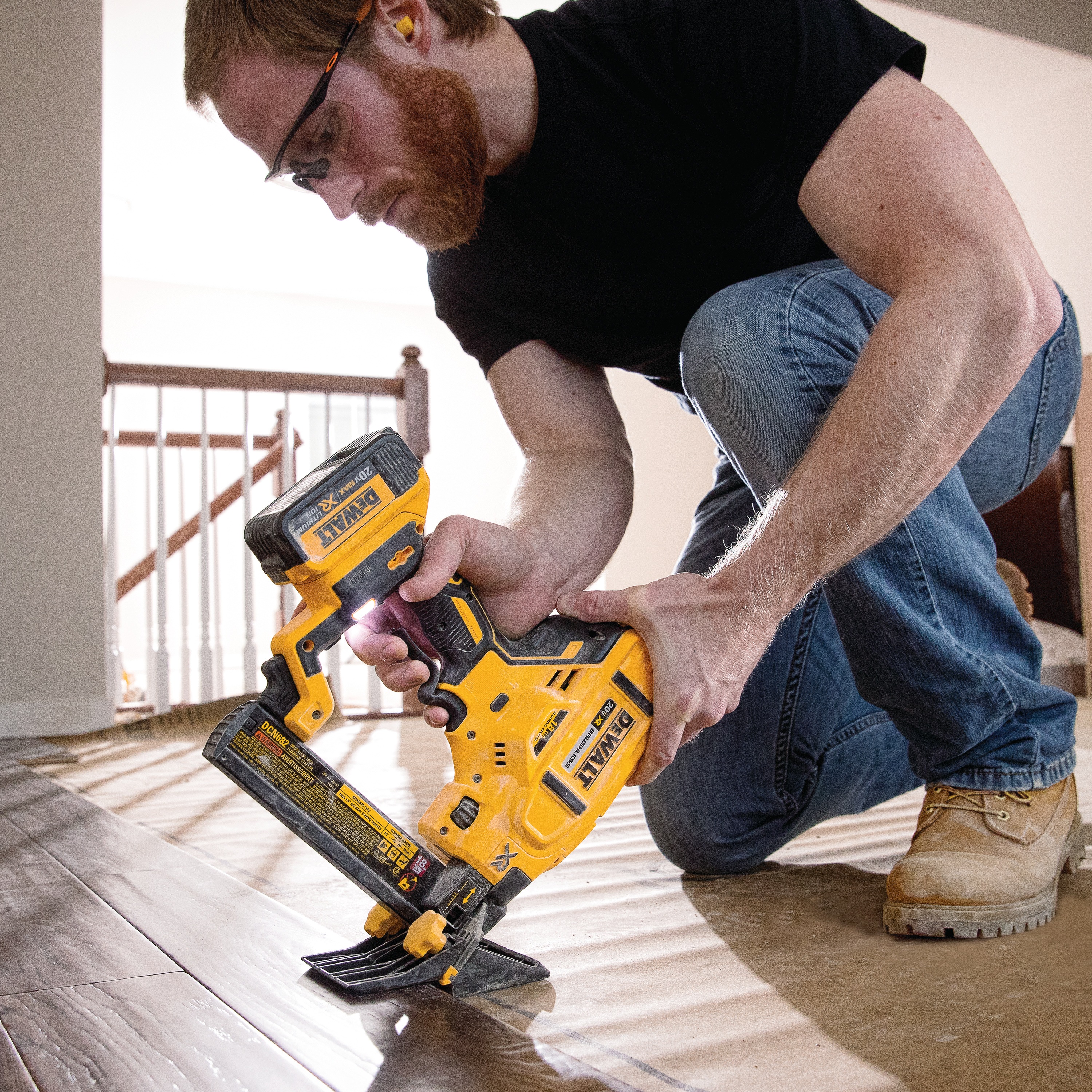 20v Max Xr 18 Ga Cordless Flooring Stapler Dcn682m1 Dewalt