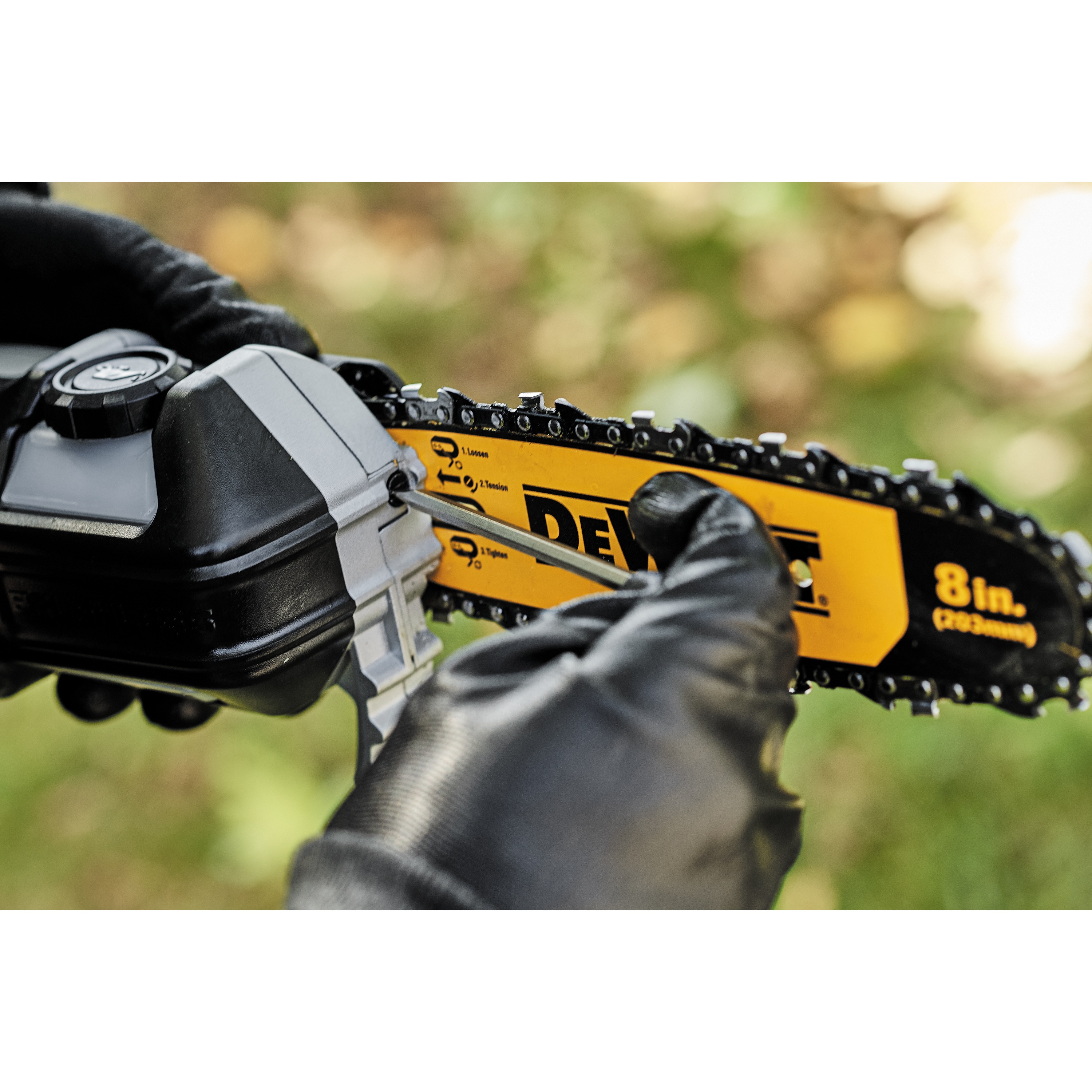 Pivoting Pruner Head Release feature of Brushless Cordless Pole Saw.
