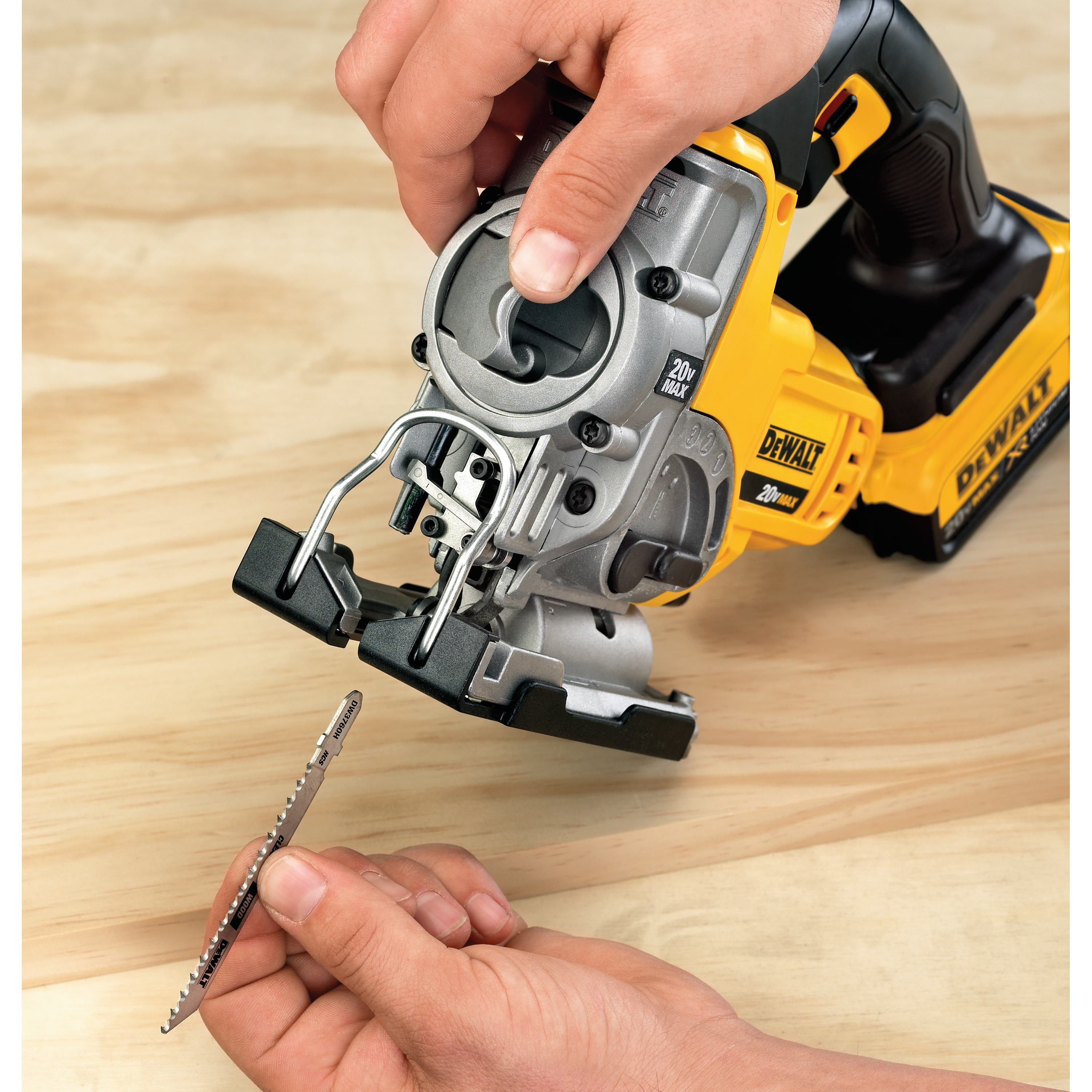 Пилки dewalt. Лобзик ДЕВОЛТ 331к. Аккумуляторный лобзик DEWALT 331. Лобзик DEWALT 20v Max. Dcs331 Jigsaw.