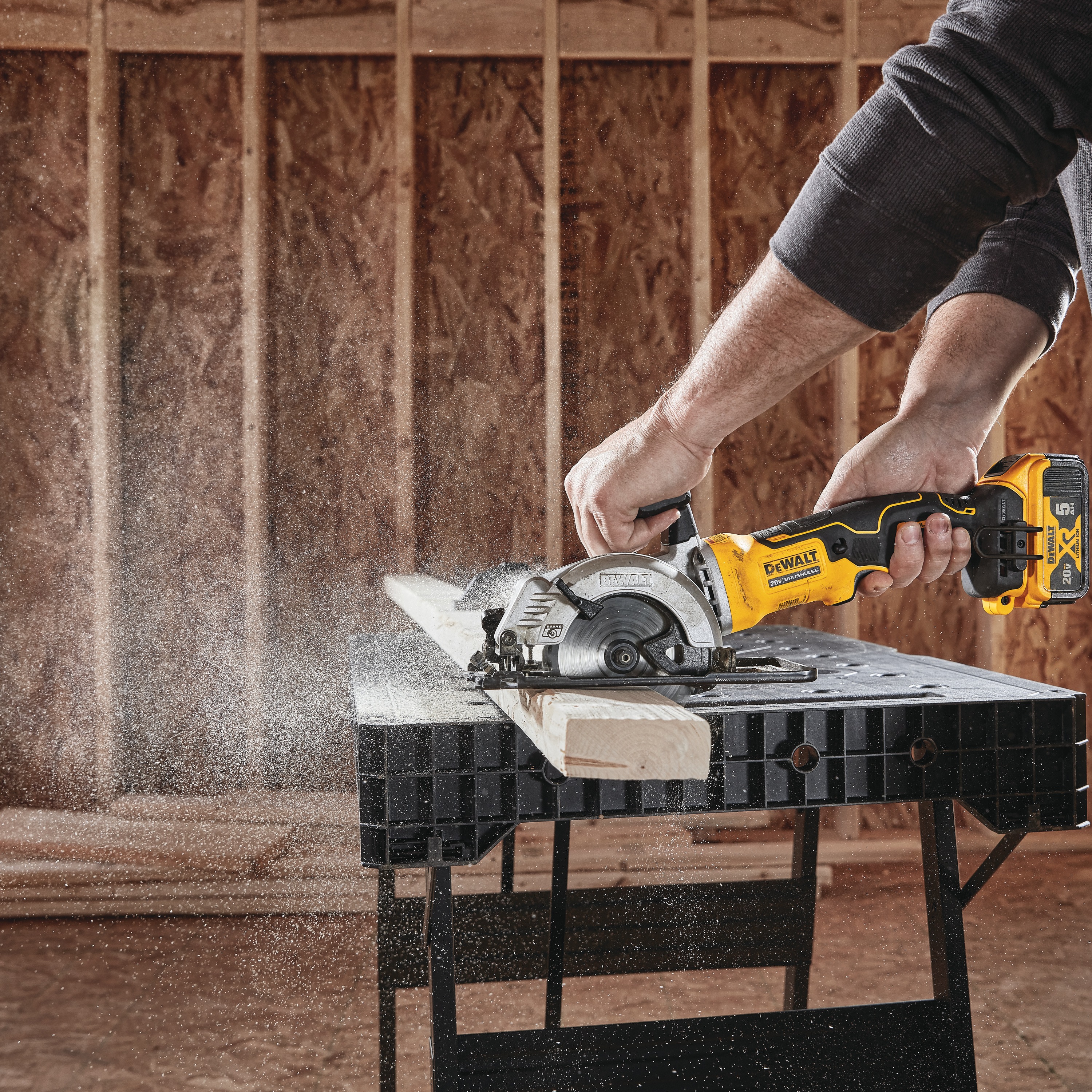 Аккумуляторная циркулярная пила. DEWALT dcs571n. Дисковая пила ДЕВОЛТ dcs571 n. Аккумуляторная циркулярная пила DEWALT 18v. Мини циркулярная пила DEWALT dcs571n аккумуляторная.