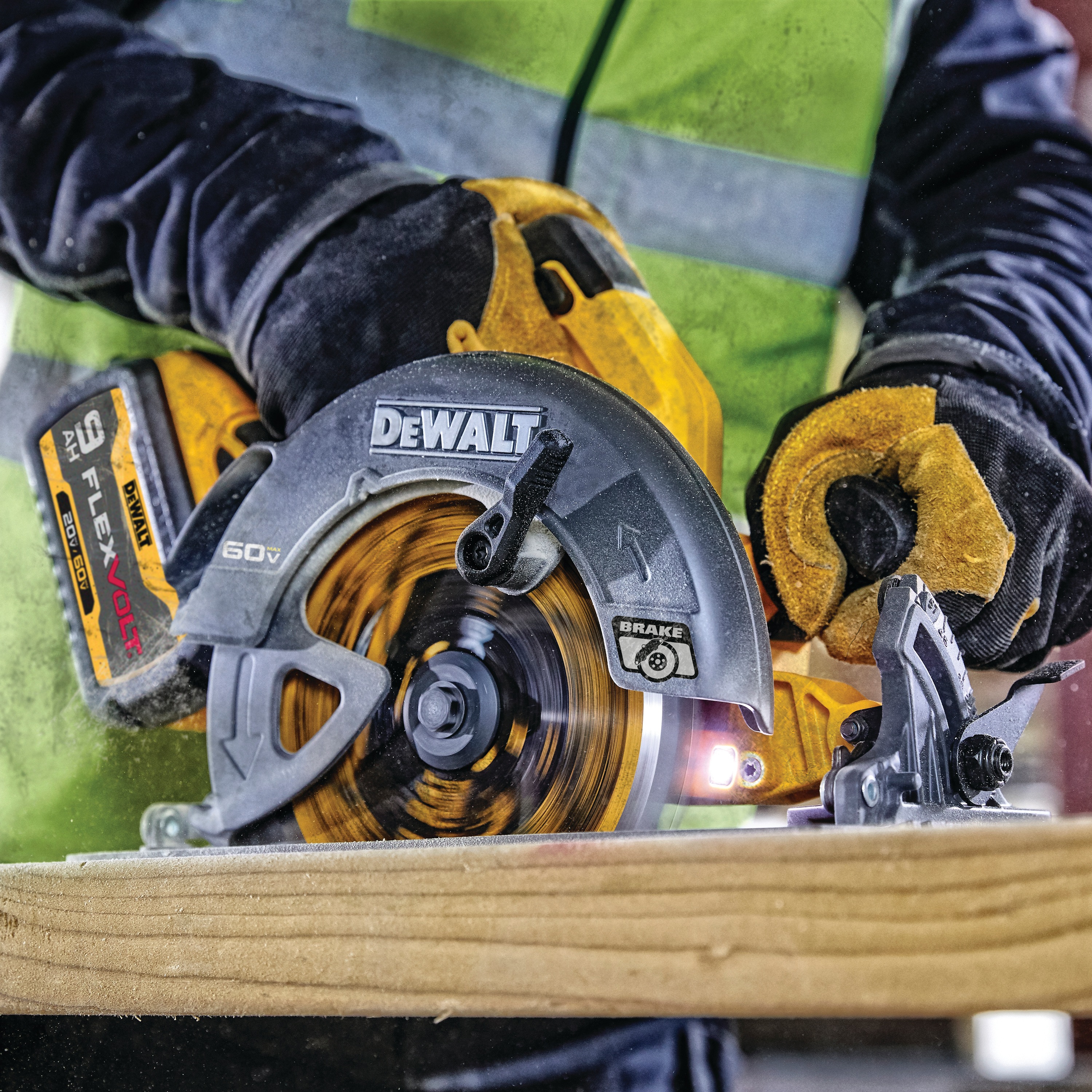Close up of FLEXVOLT brushless cordless circular saw with brake kit in action.