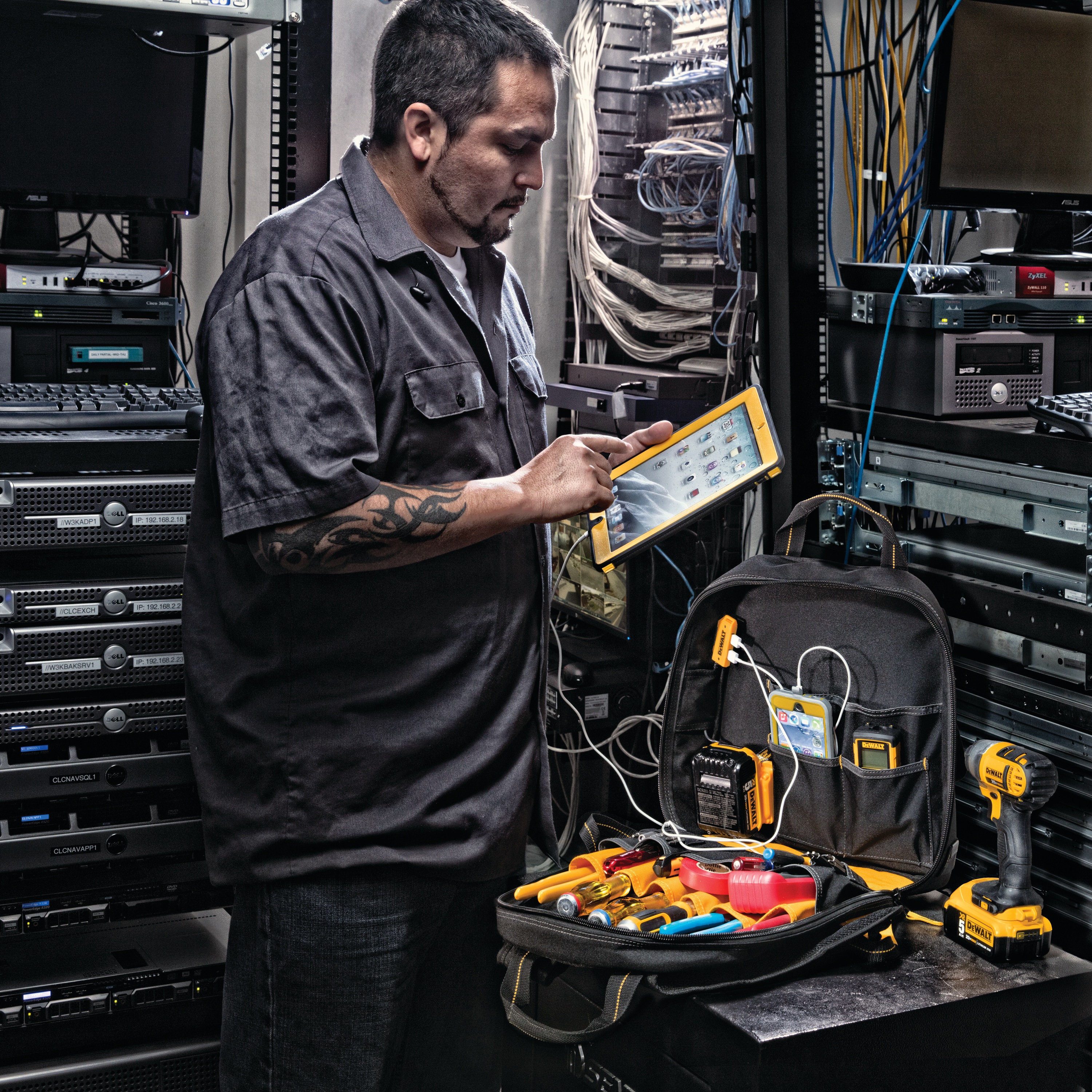 23Pocket USB Charging Tool Backpack DGC530 DEWALT