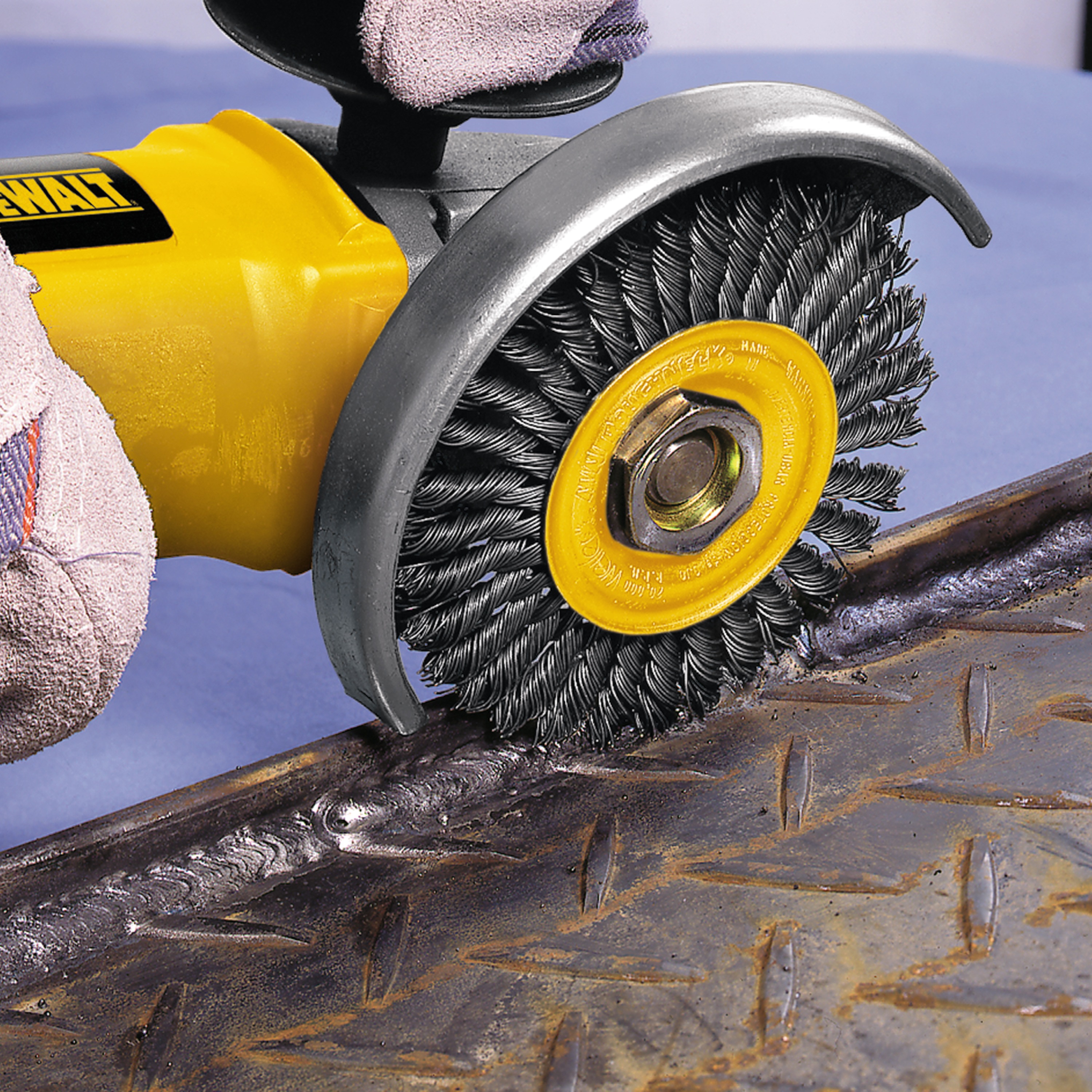 4" x 5/8"11 HP .020 Carbon Cable Twist Wire Wheel DW4930 DEWALT