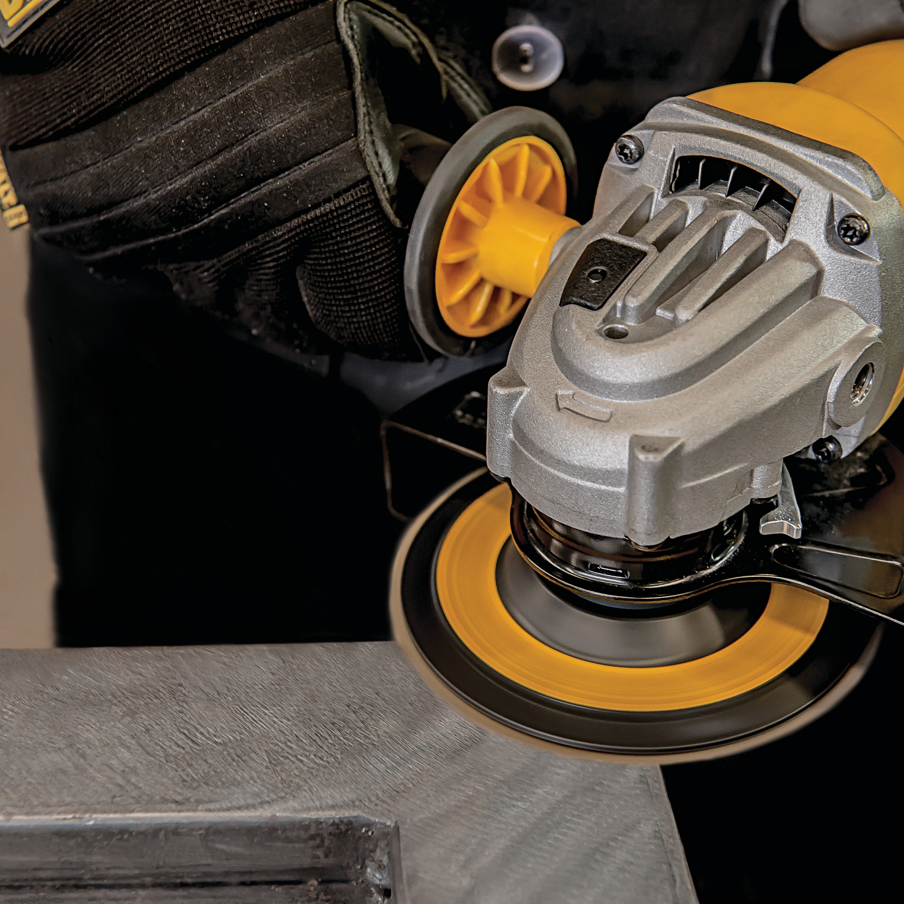 4.5 x 7/8 in. 40 Grit Aluminum Flap Disc DW8306AL DEWALT