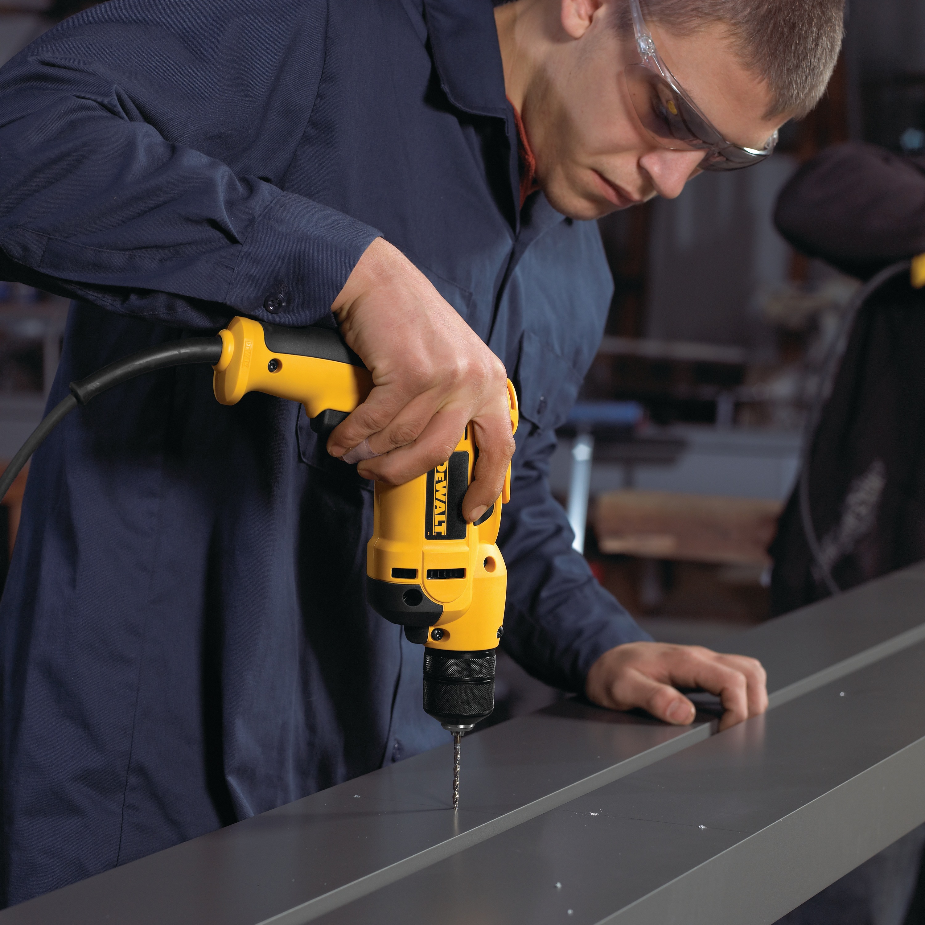 DEWALT 3//8 in 0-2,500 RPM 7.0 Amp VSR Pistol Grip Drill DWD112 New