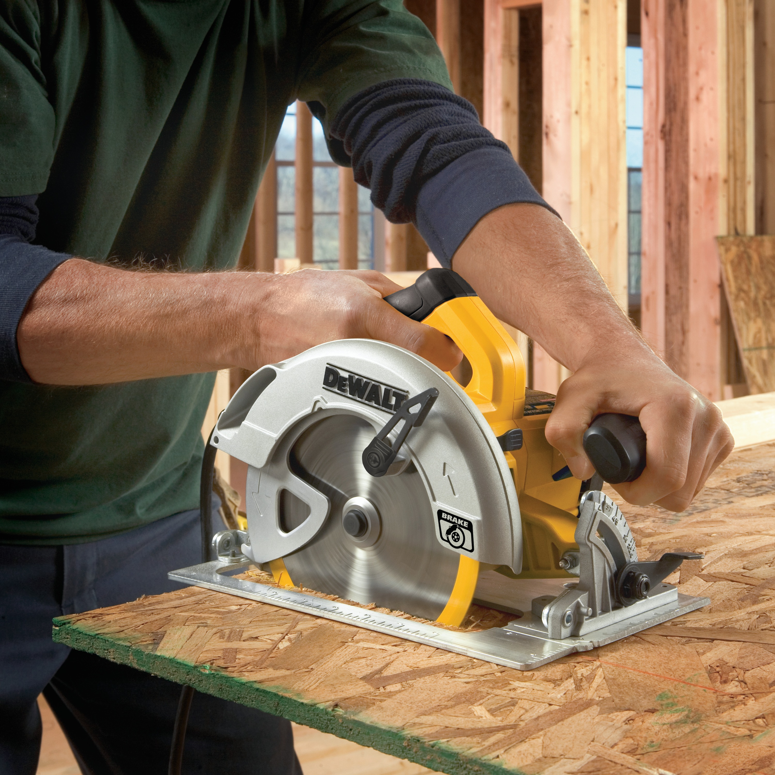 7 and one quarter inch lightweight circular saw sawing through a wooden sheet.