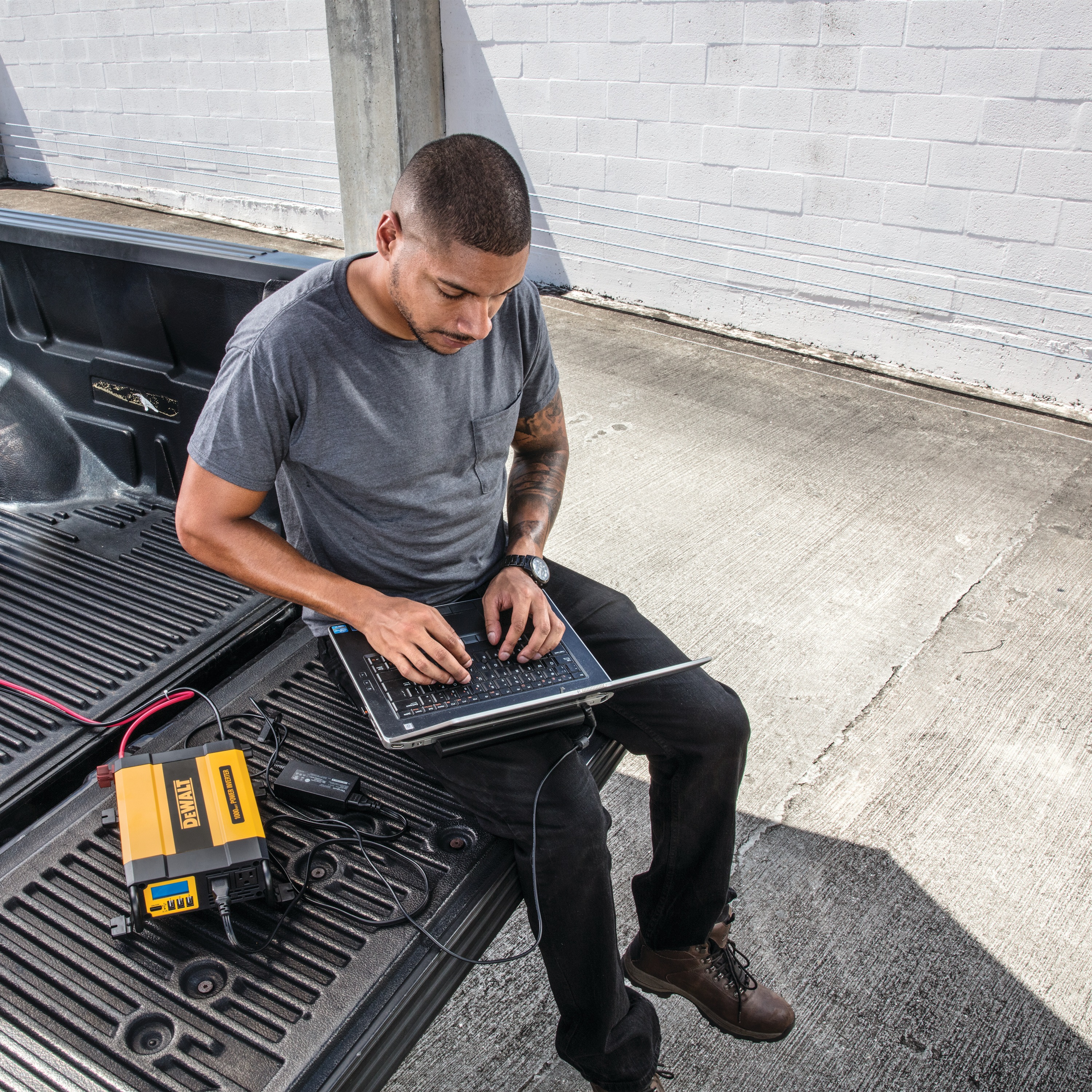 1000 Watt Power Inverter - DXAEPI1000 | DEWALT