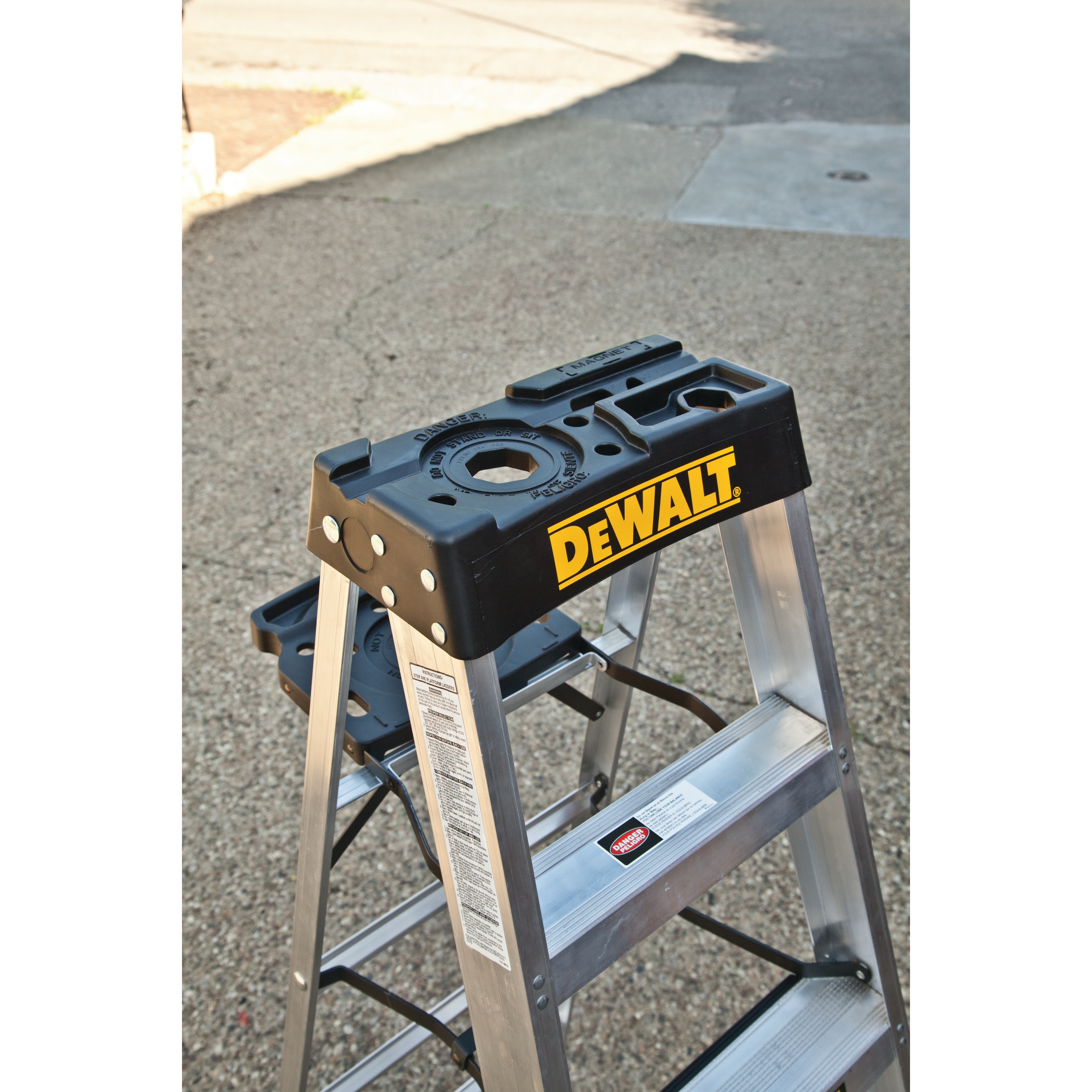 Durable top feature of 10 foot Aluminum Step Ladder.