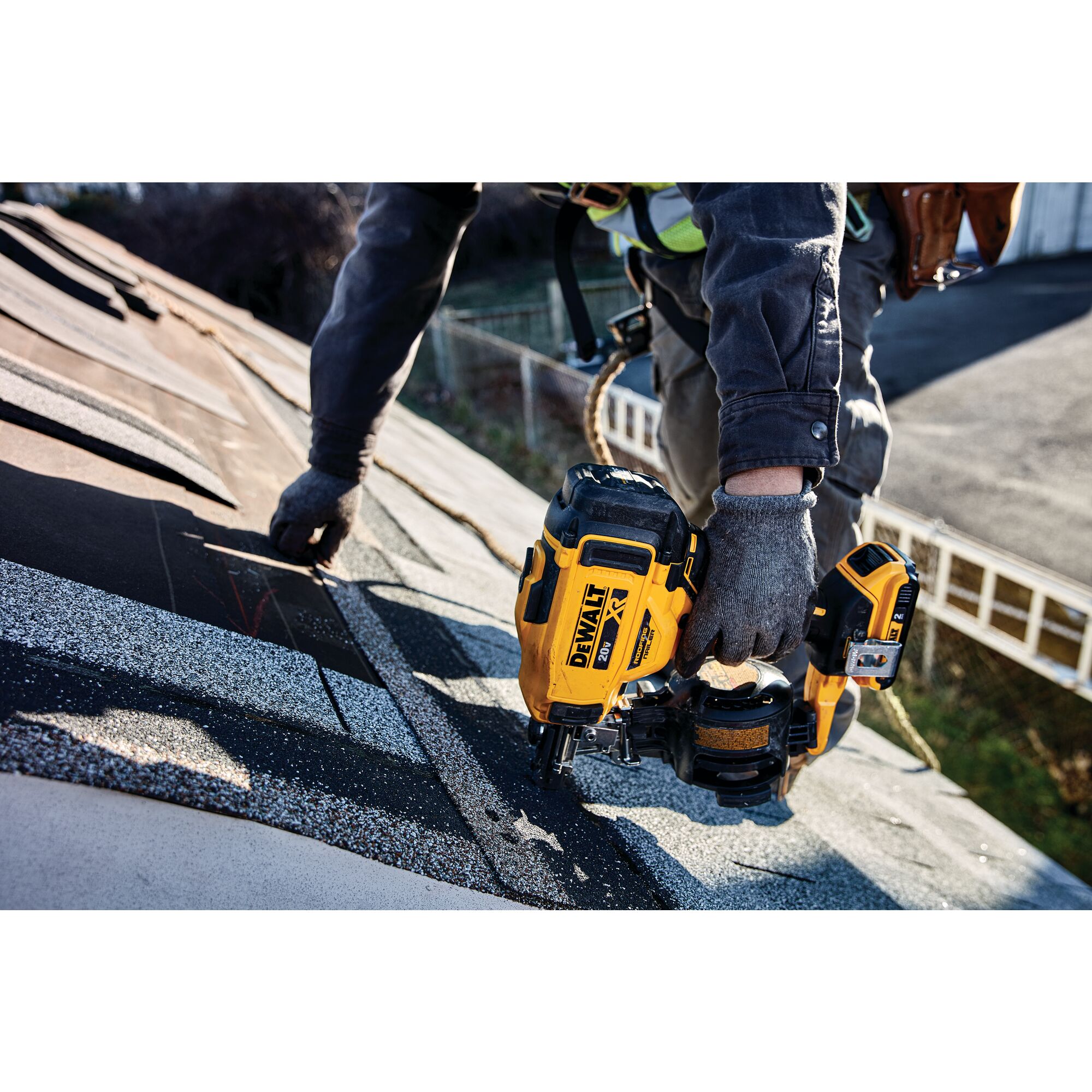 Dewalt dcn45rnd1 cordless cheap roofing nailer kit stores