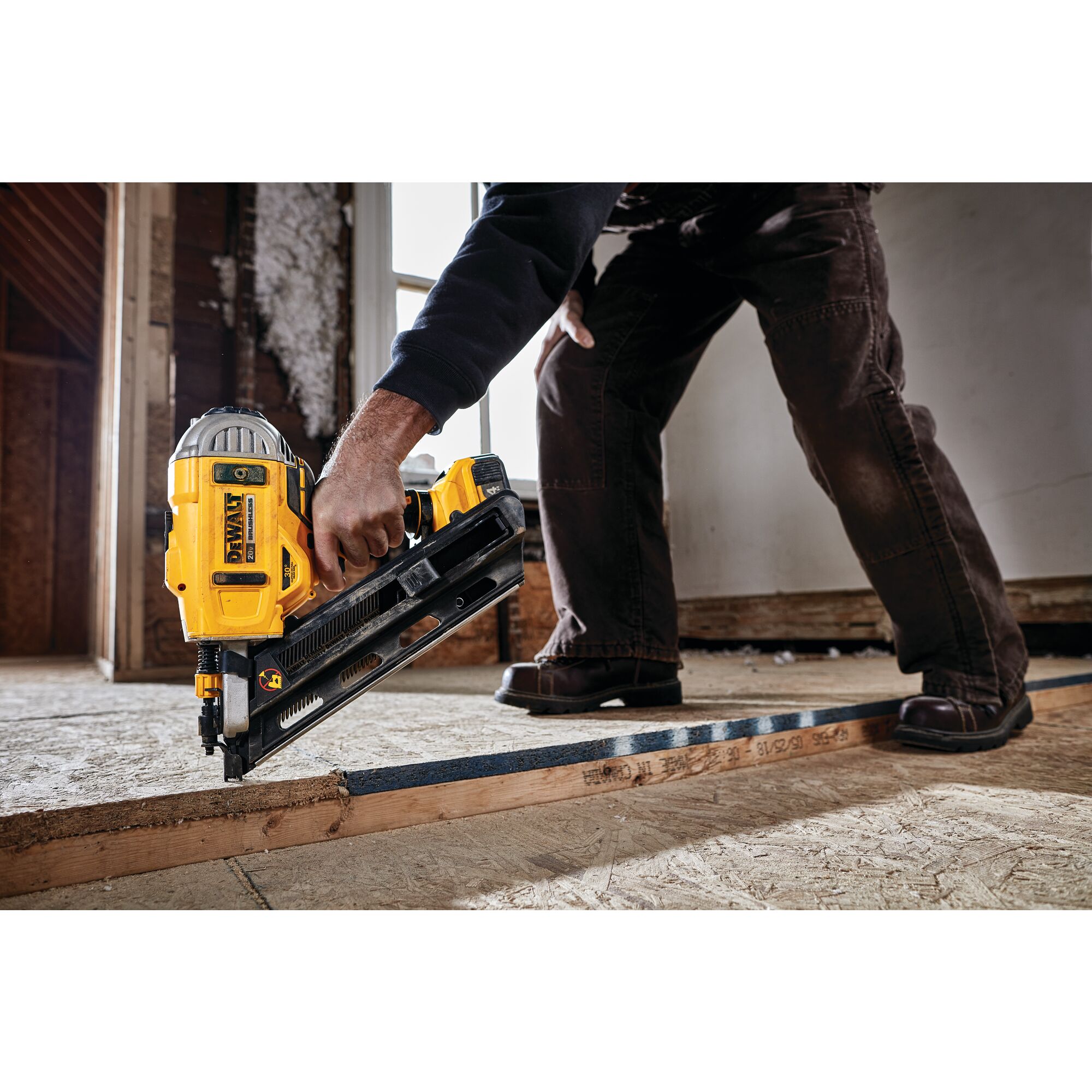 DEWALT 20V MAX* Framing Nailer Kit, 30-Degree, Paper Collated (DCN692M1) -  Amazon.com