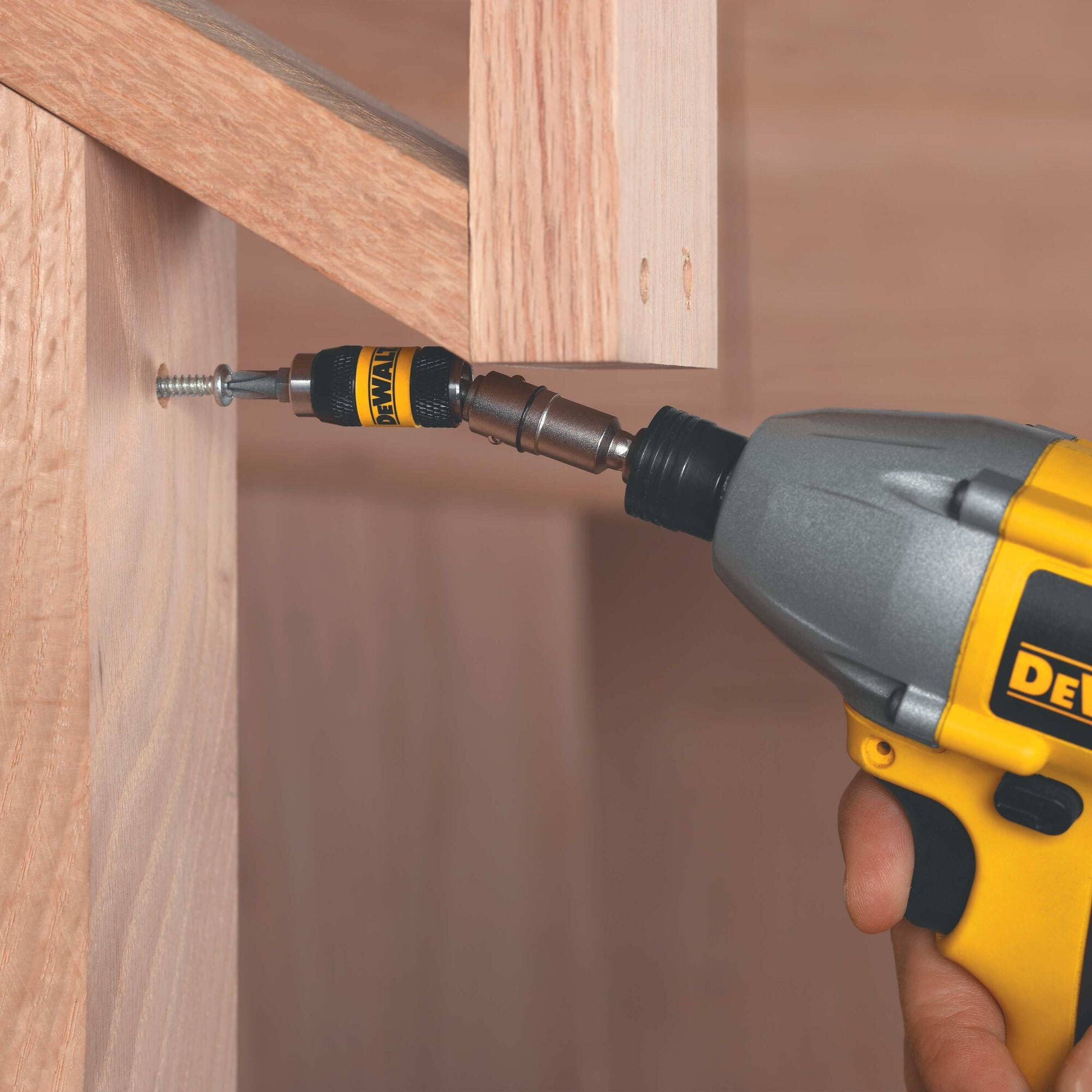 IMPACT READY® Magnetic Pivot Holder | DEWALT