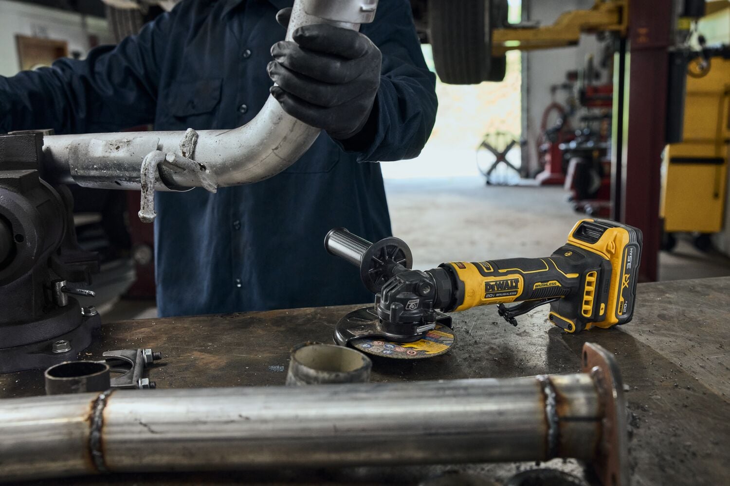 ATOMIC™ 20V MAX* 4.5 IN. Angle Grinder with XR® Battery