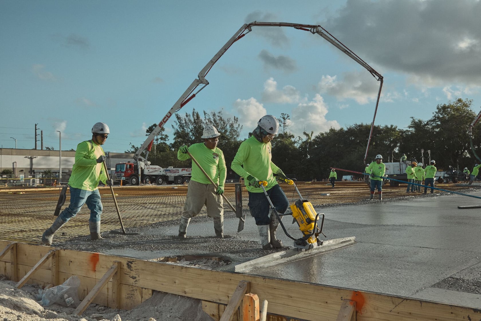 DEWALT POWERSHIFT™ screed smoothing concrete mid morning on large jobsite