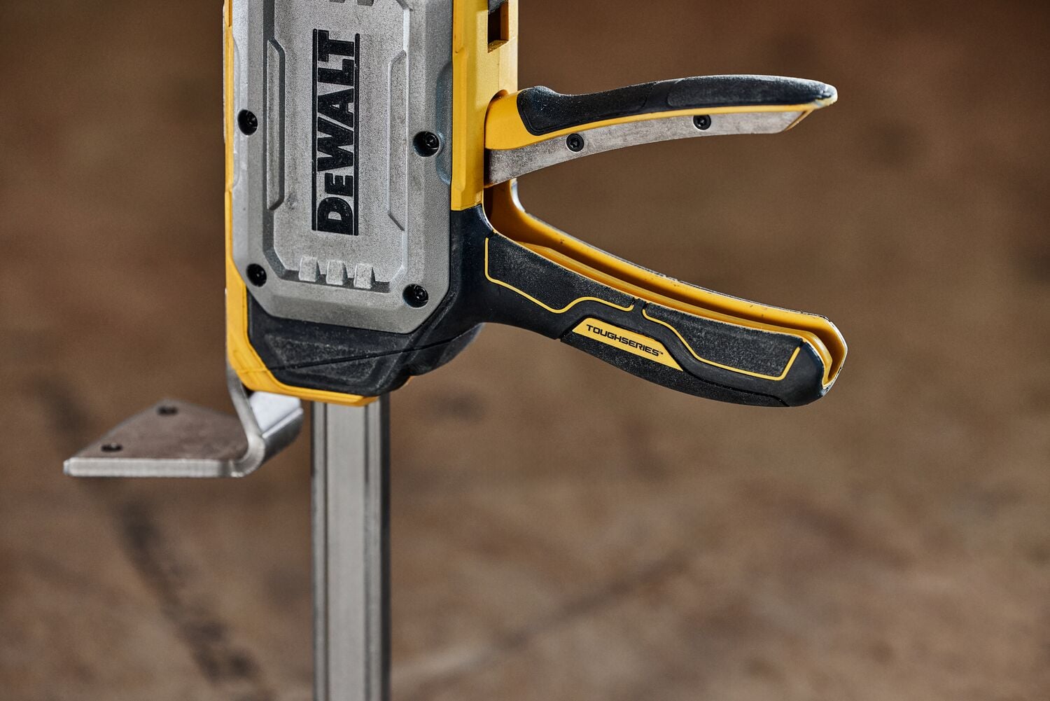 DEWALT(R) TOUGHSERIES(TM) CONSTRUCTION JACK zoomed into handle