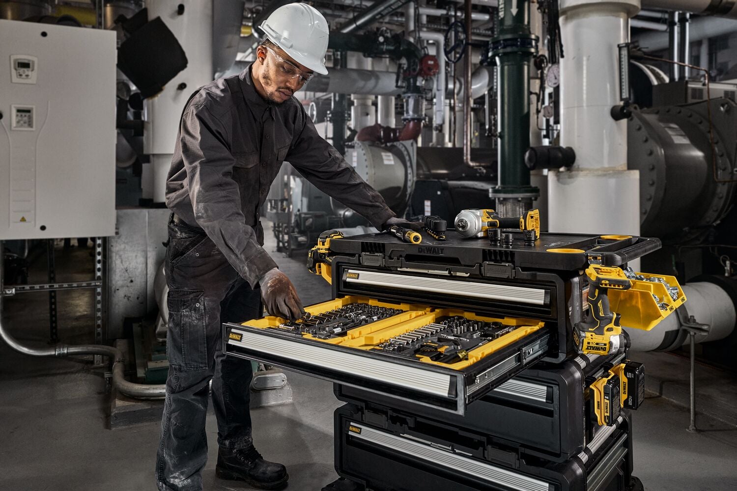 Someone grabbing a tool out of a TOUGHSYSTEM 2.0 DXL Shallow Drawer