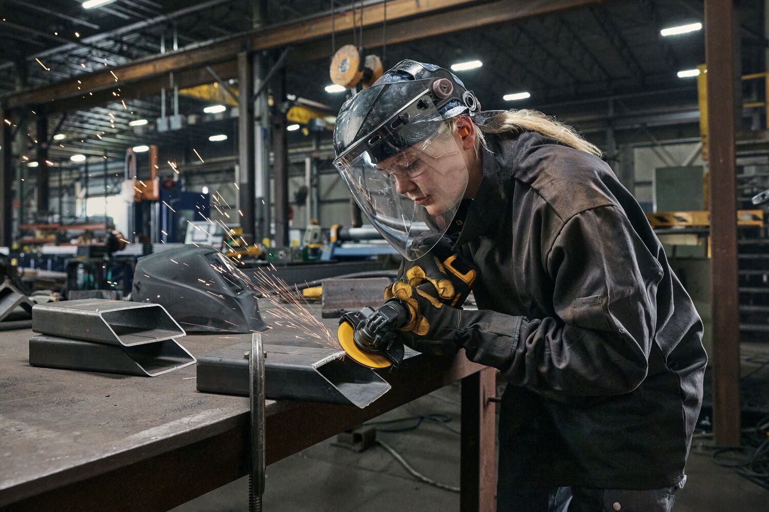 ATOMIC™ 20V MAX* 4 in. Angle Grinder completing application in a tight space