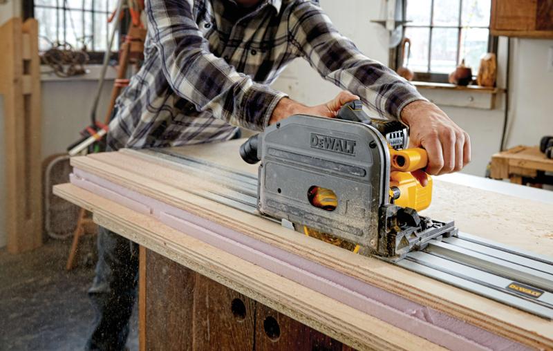 Brushless TRACK SAW kit powered by FLEXVOLT cutting wooden plank.
