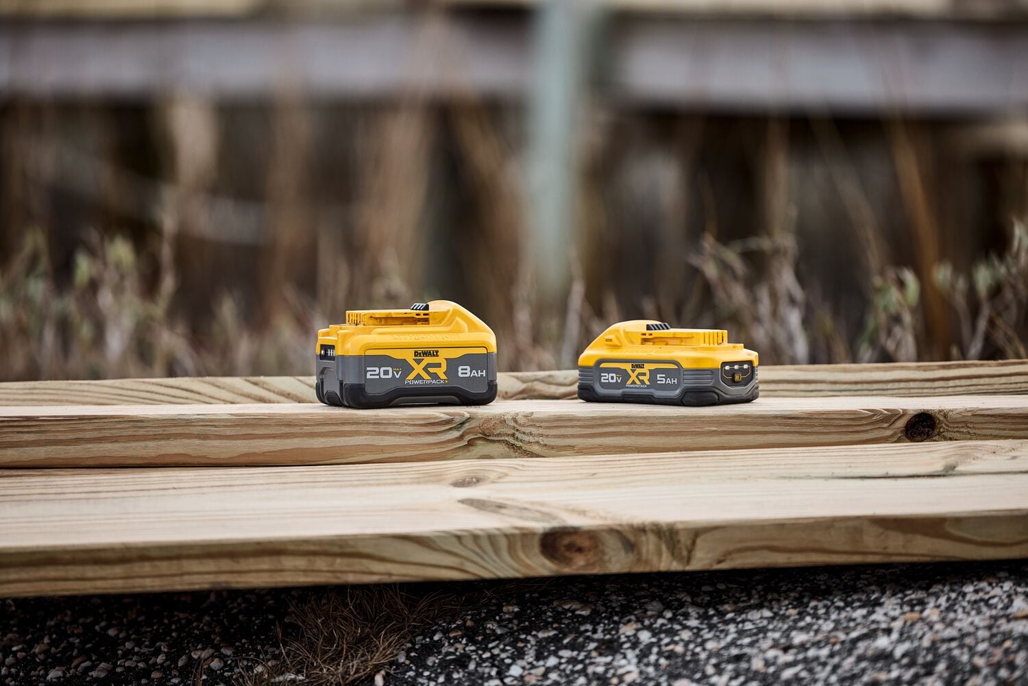 DCB2108 XR POWERPACK™ 8 Ah & DCBP520 XR POWERSTACK™ 5 Ah battery group image outside